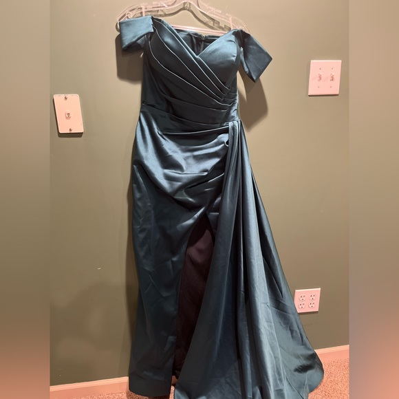 Elegant formal dress - Picture 1 of 2